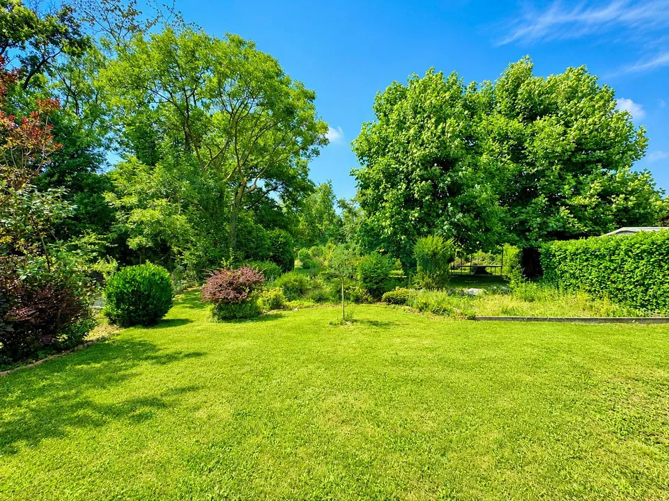 Elegante e spaziosa villa con appartamento bilocale e grande giardino