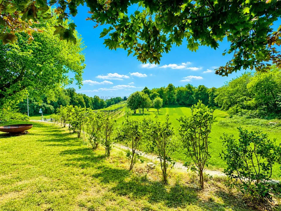 Elegante e spaziosa villa con appartamento bilocale e grande giardino