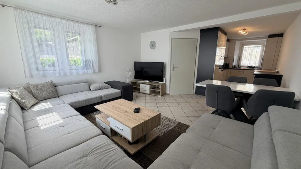 ZWEI 4.5-ZIMMER-HAUSHÄLFTEN - WOHNEN & VERMIETEN IN FLUMS