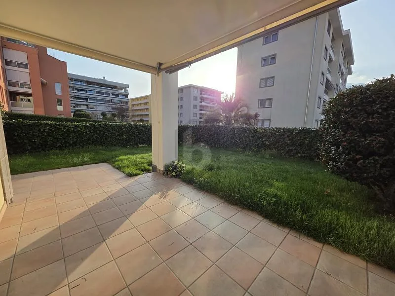 LUMINOSO E MODERNO CON GIARDINO