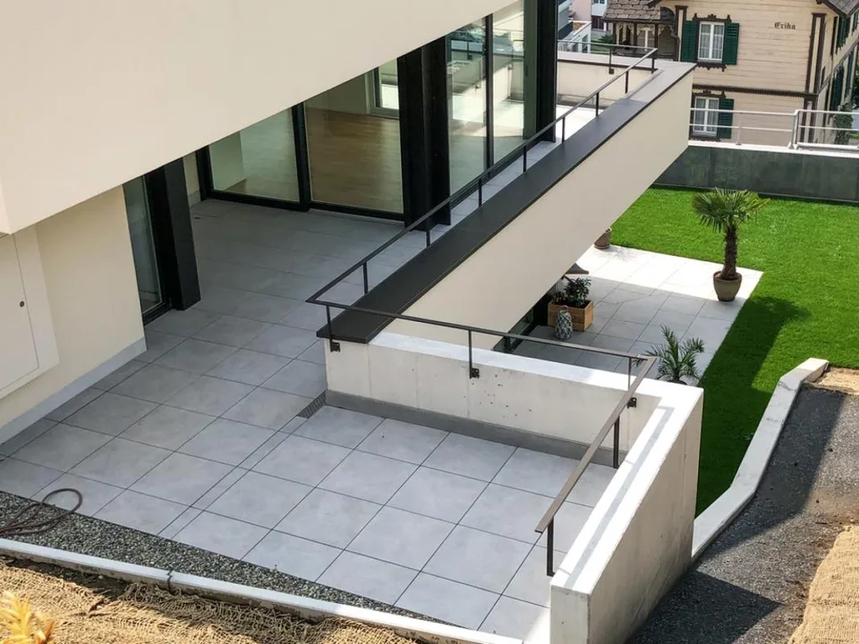 Helle Wohnräume mit grosser Terrasse