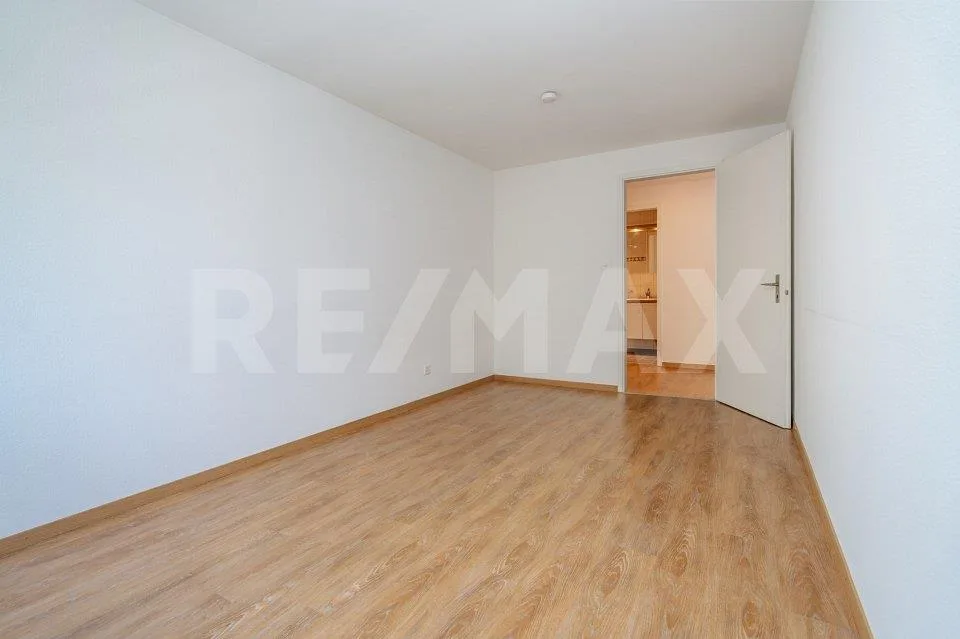 Appartement 2.5 pièces bien entretenu avec balcon et parking extérieur (résidence principale)