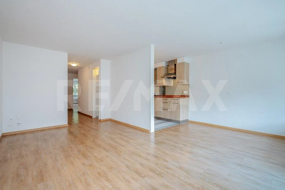 Appartement 2.5 pièces bien entretenu avec balcon et parking extérieur (résidence principale)