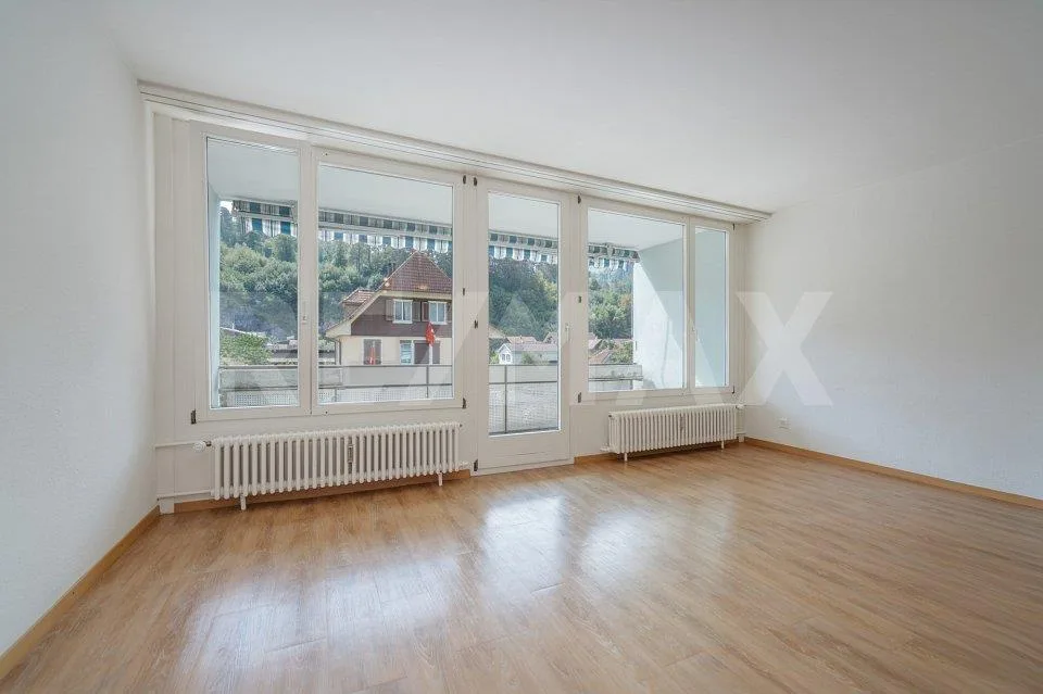 Appartement 2.5 pièces bien entretenu avec balcon et parking extérieur (résidence principale)