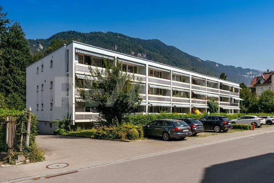 Gepflegte 2.5-Zimmer-Wohnung mit Balkon und Aussenparkplatz (Erstwo...