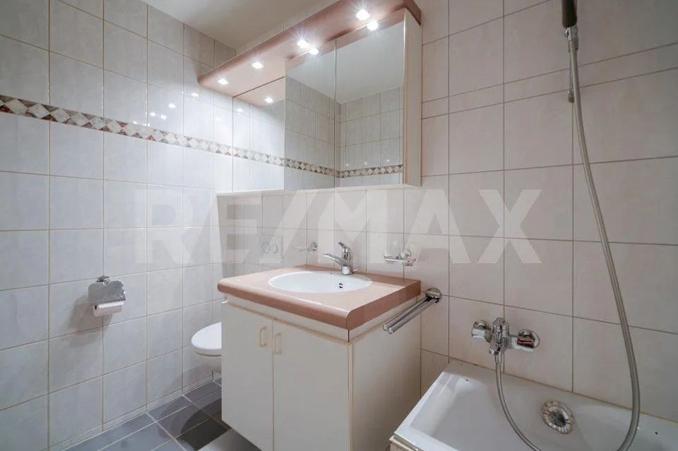 Appartement 2.5 pièces bien entretenu avec balcon et parking extérieur (résidence principale)