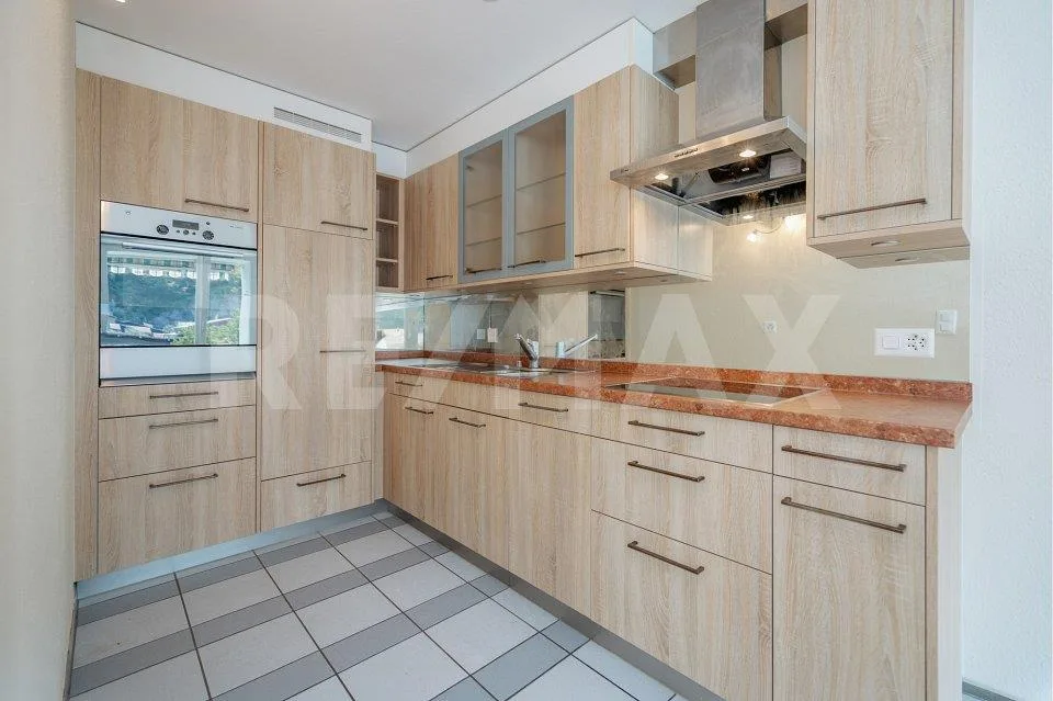 Appartement 2.5 pièces bien entretenu avec balcon et parking extérieur (résidence principale)