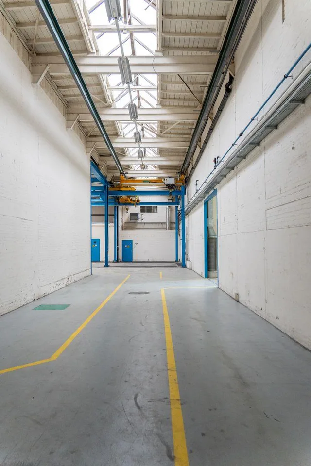 Hohe Lager-/Gewerbehalle mit ebenerdigem Zugang - 550 m²
