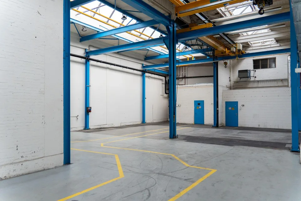 Hohe Lager-/Gewerbehalle mit ebenerdigem Zugang - 550 m²