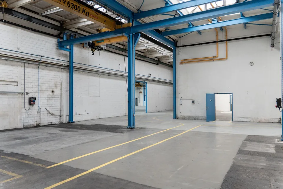 Hohe Lager-/Gewerbehalle mit ebenerdigem Zugang - 550 m²