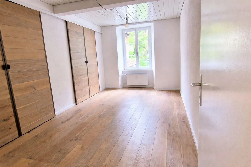Exklusive 4.5 Zimmer-Wohnung mit 118m2 Wohnfläche - komplett renoviert in Glarus Süd