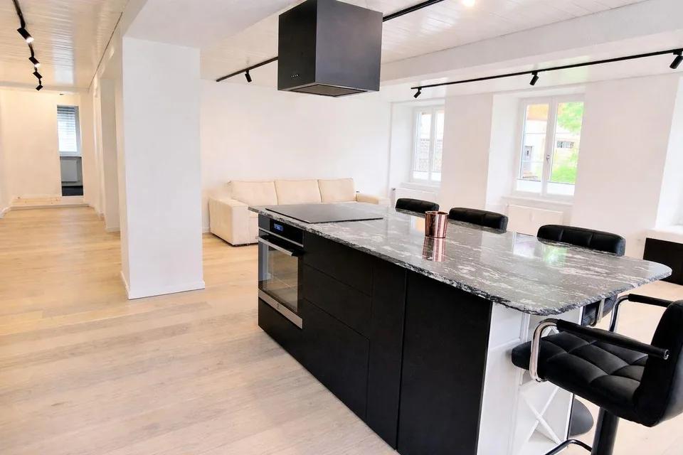 Exklusive 4.5 Zimmer-Wohnung mit 118m2 Wohnfläche - komplett renoviert in Glarus Süd