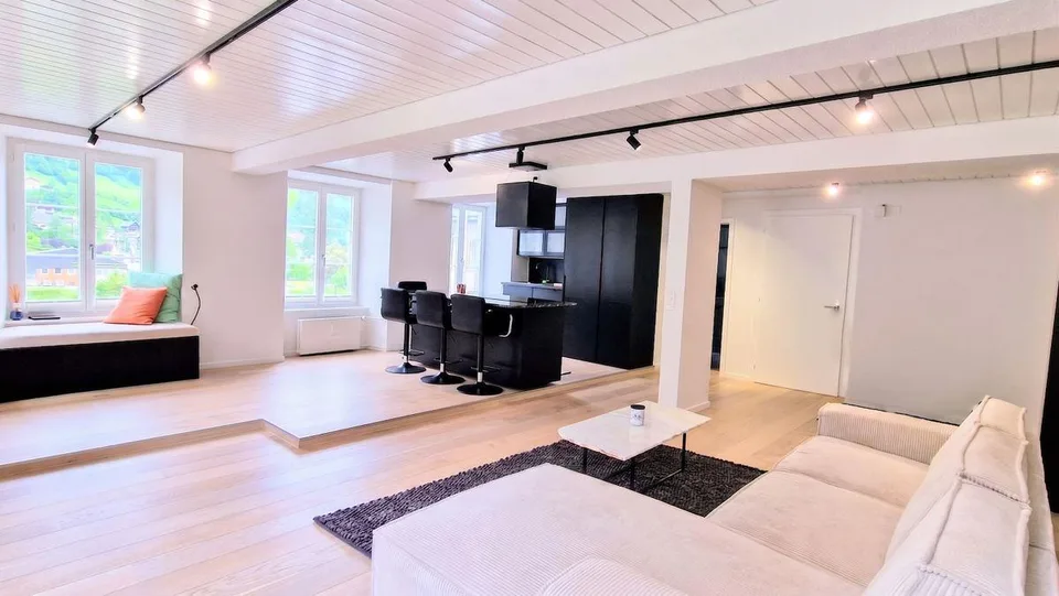 Exklusive 4.5 Zimmer-Wohnung mit 118m2 Wohnfläche - komplett renoviert in Glarus Süd