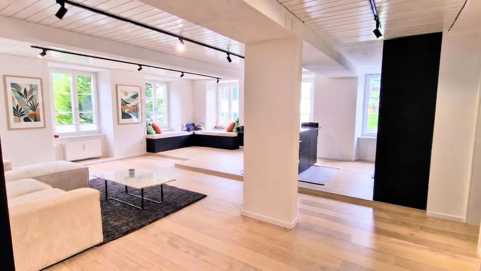 Exklusive 4.5 Zimmer-Wohnung mit 118m2 Wohnfläche - komplett renoviert in Glarus Süd