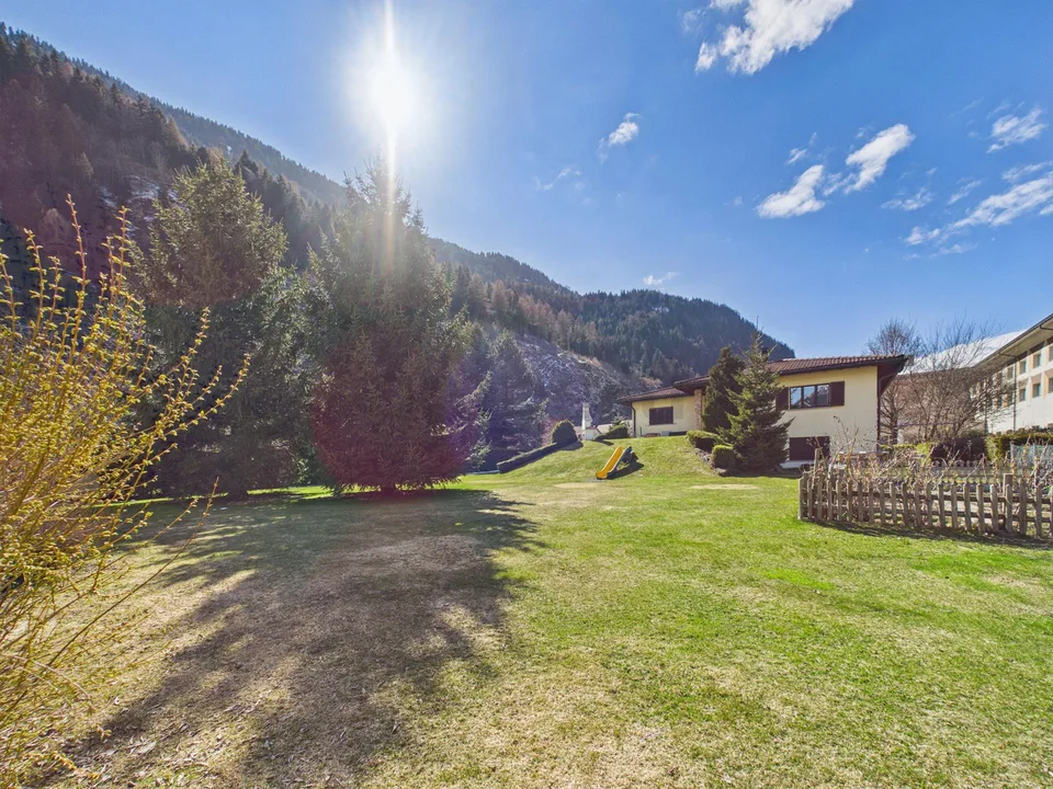 Elegante villa 5.5 locali con grande giardino pianeggiante a Piotta