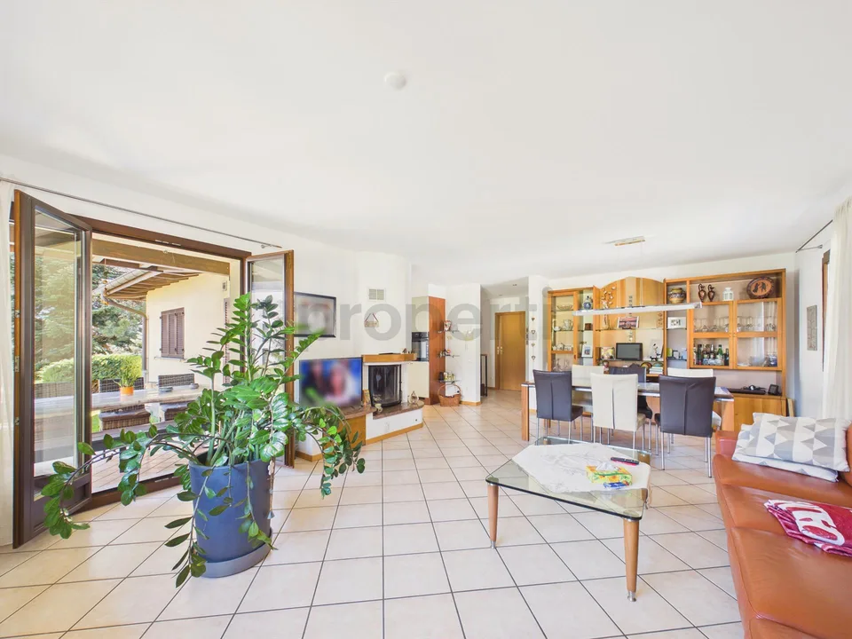 Elegante villa 5.5 locali con grande giardino pianeggiante a Piotta