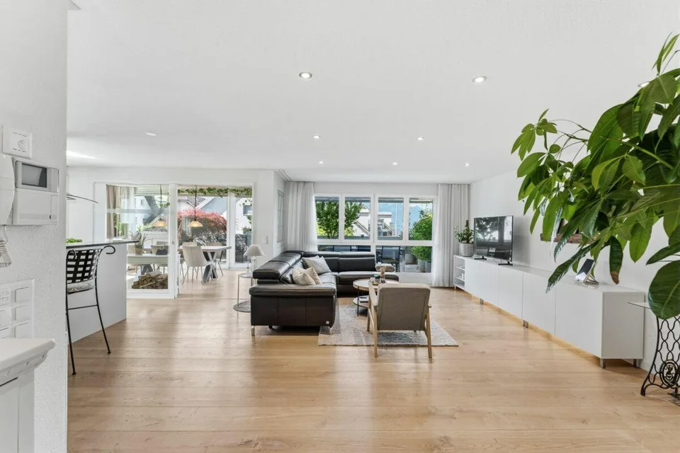 Moderne und gepflegte 4.5-Zimmerwohnung mit grosszügiger Sonnenterr...