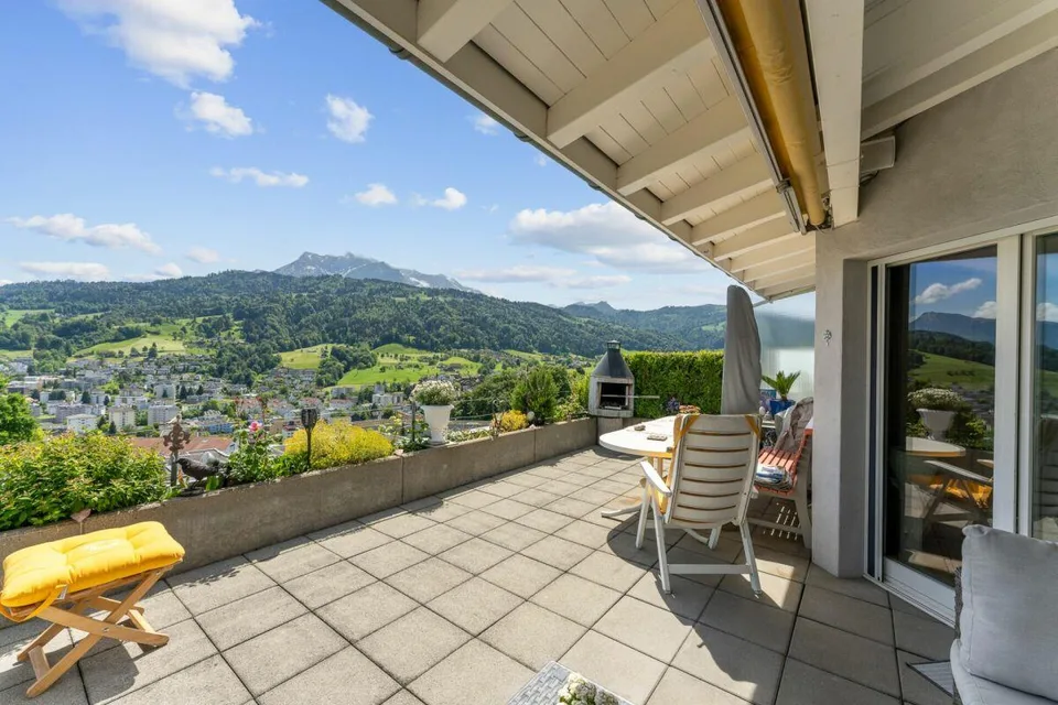 Thronen über den Dächern von Kriens am Sonnenberg - 4.5-Zimmer-Atti...