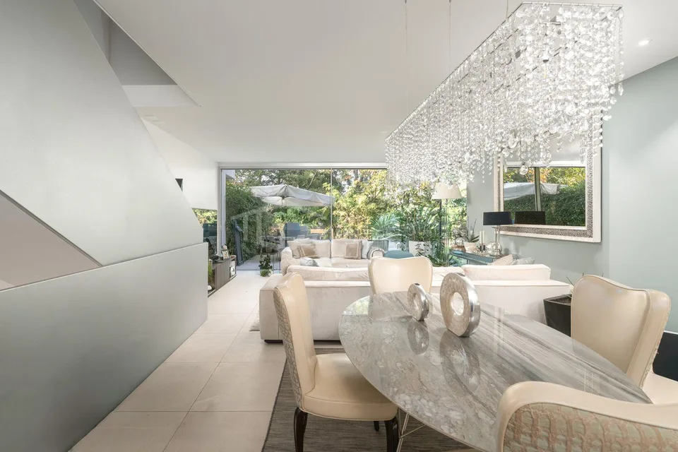 SPLENDID TRIPLEX WITH PLEASANT PRIVACY
