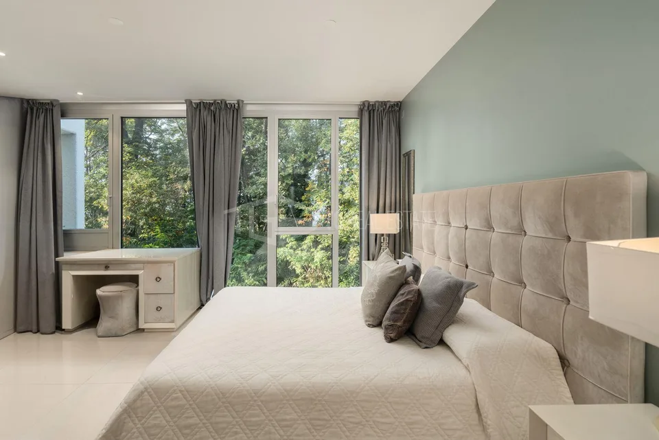 SPLENDID TRIPLEX WITH PLEASANT PRIVACY