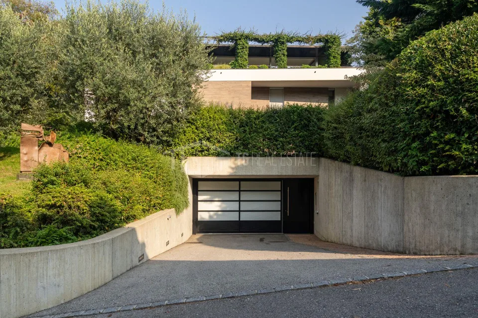 SPLENDID TRIPLEX WITH PLEASANT PRIVACY