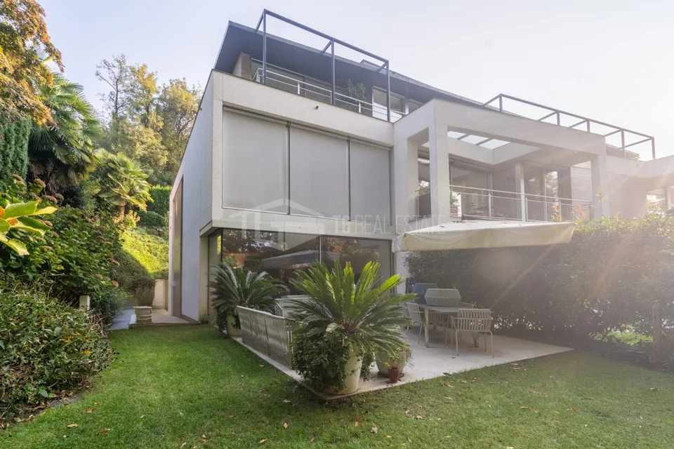 SPLENDID TRIPLEX WITH PLEASANT PRIVACY