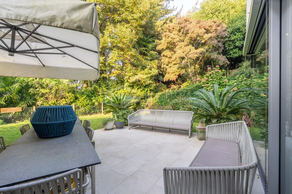 SPLENDID TRIPLEX WITH PLEASANT PRIVACY