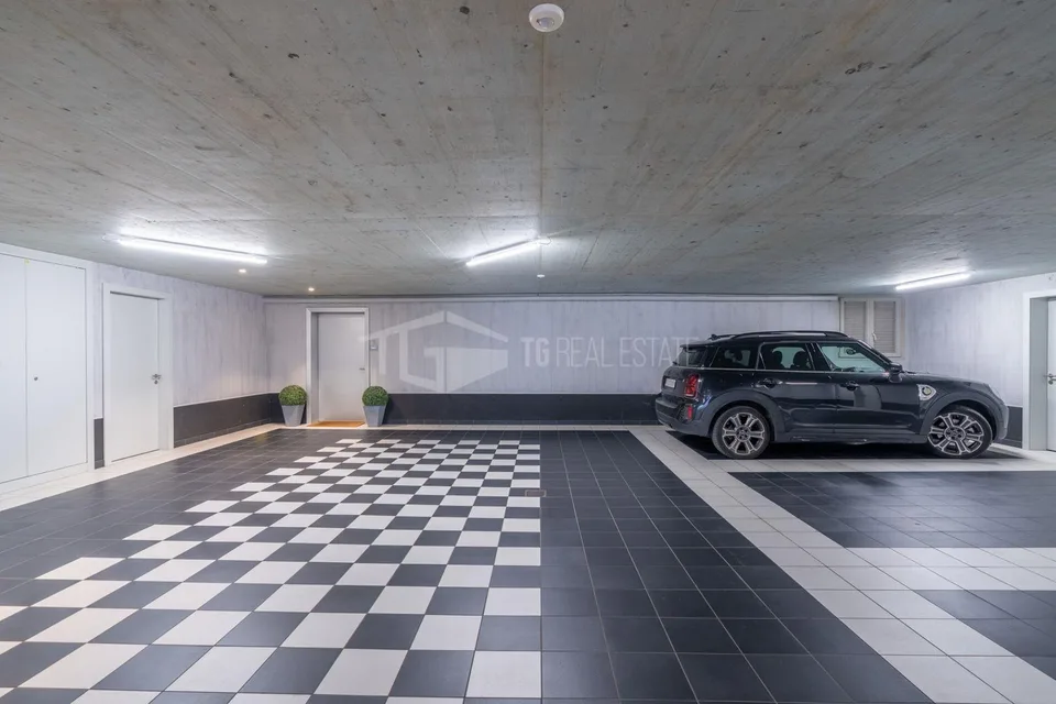 SPLENDID TRIPLEX WITH PLEASANT PRIVACY
