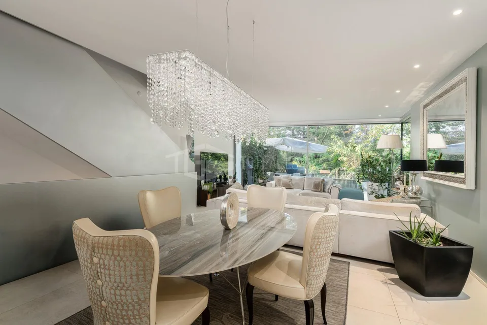 SPLENDID TRIPLEX WITH PLEASANT PRIVACY