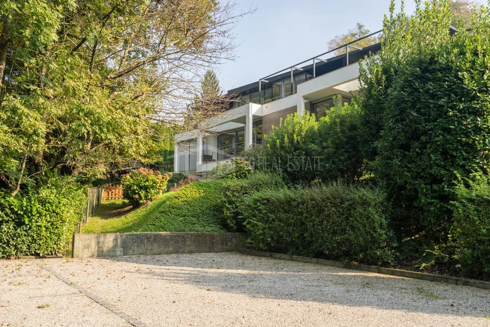 SPLENDID TRIPLEX WITH PLEASANT PRIVACY