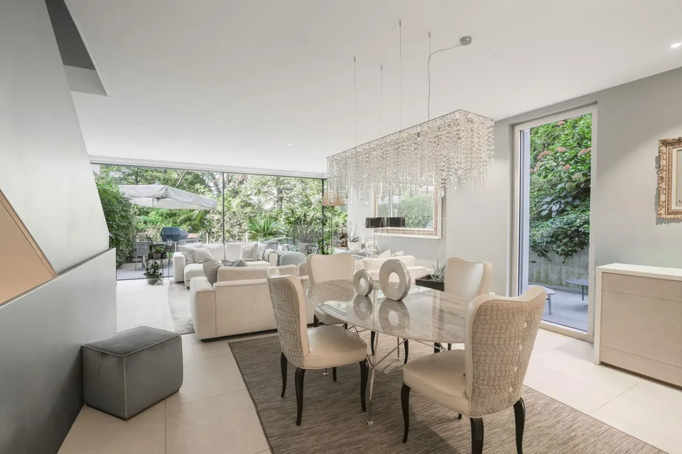 SPLENDID TRIPLEX WITH PLEASANT PRIVACY