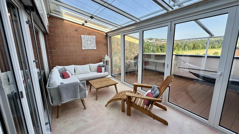 Modernisiertes 5.5-Zimmer-Terrassenhaus mit Wintergarten und Weitsicht
