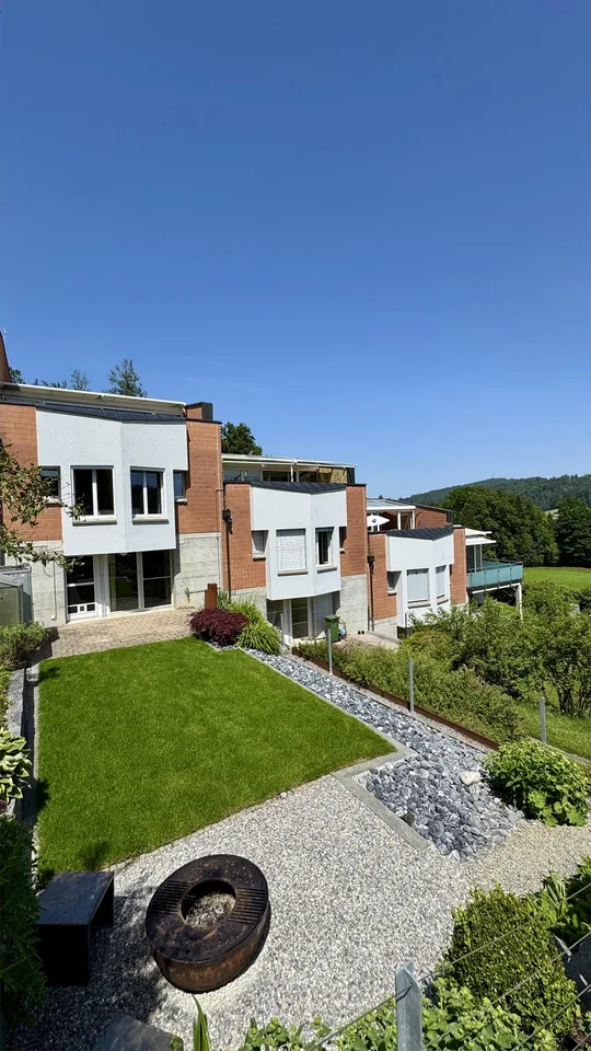 Modernisiertes 5.5-Zimmer-Terrassenhaus mit Wintergarten und Weitsicht