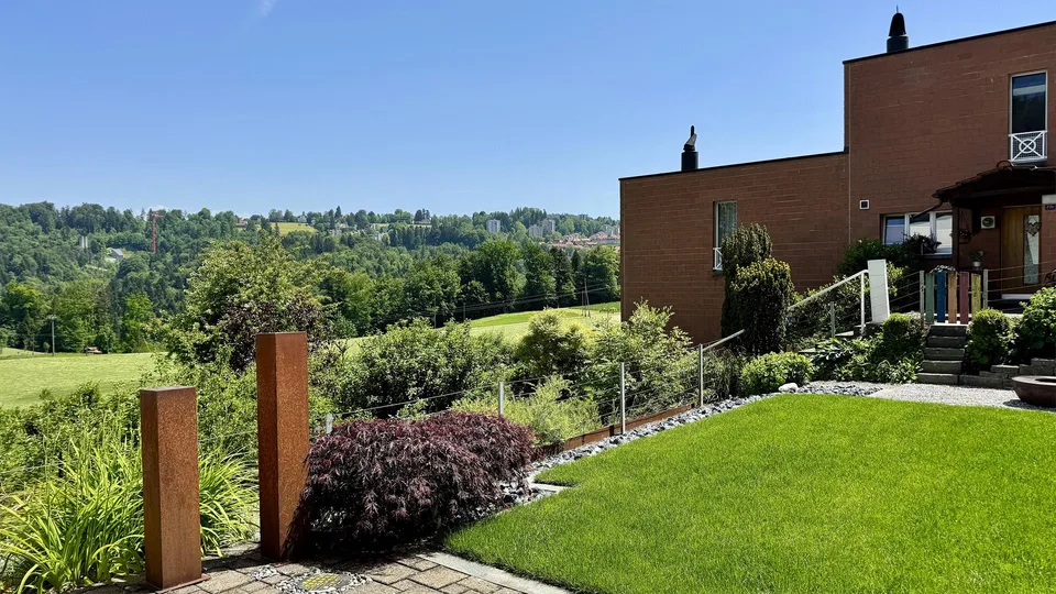 Modernisiertes 5.5-Zimmer-Terrassenhaus mit Wintergarten und Weitsicht