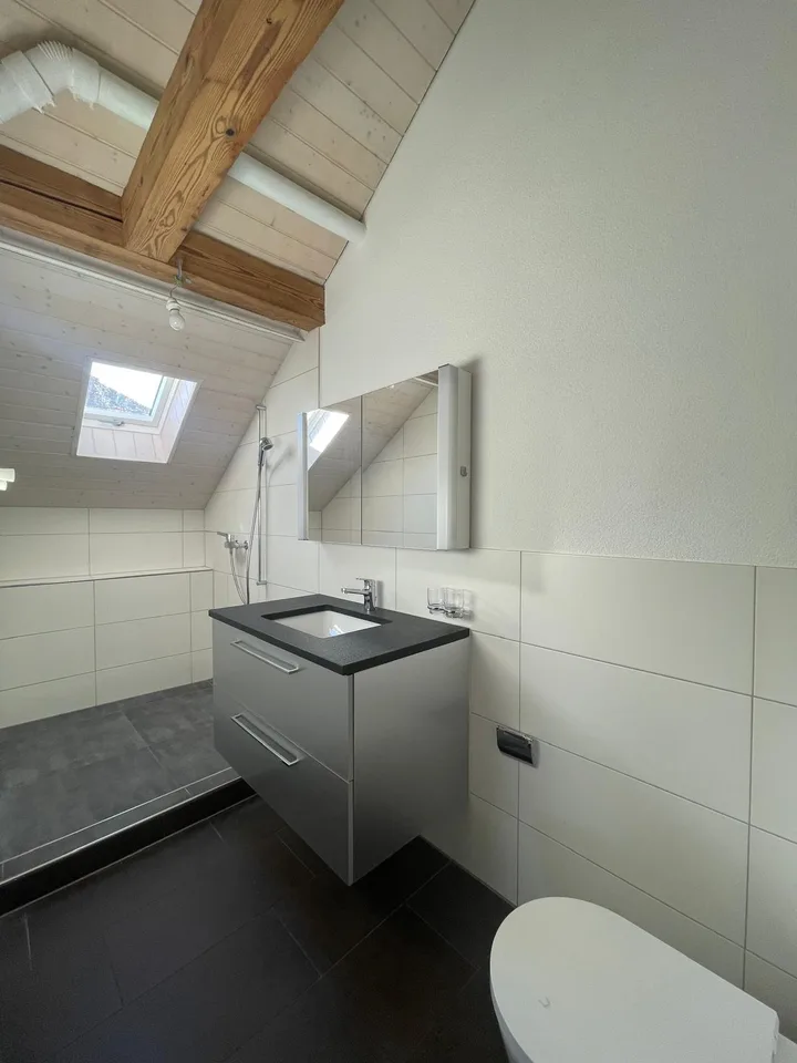 Moderne 3-Zimmer-Dachgeschosswohnung mit Balkon in Oberdiessbach