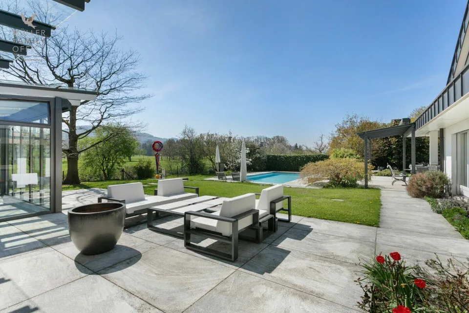Elegantes Einfamilienhaus mit traumhafter Gartenanlage und Poolidylle