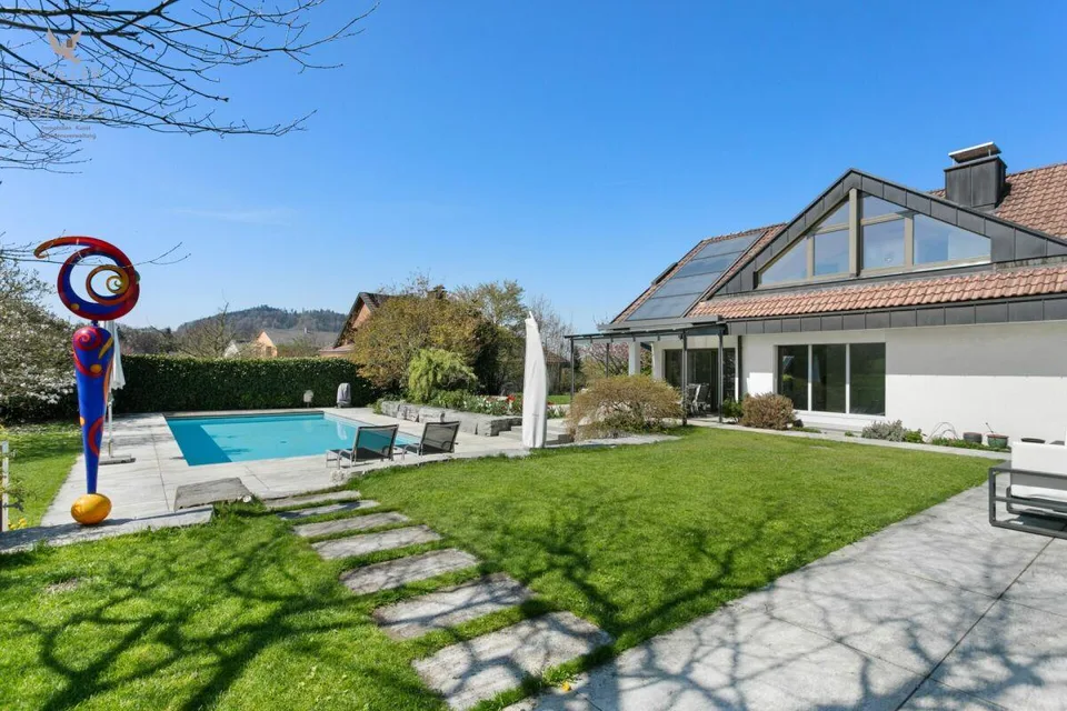 Elegantes Einfamilienhaus mit traumhafter Gartenanlage und Poolidylle