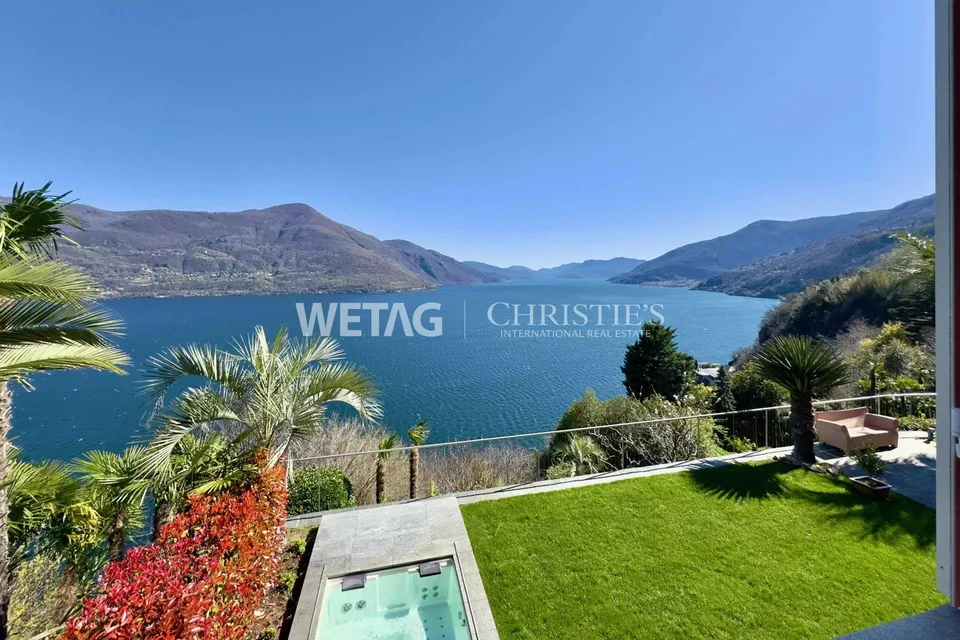 Exklusive Villa mit herrlichem Seeblick & idyllischem Garten in Bri...