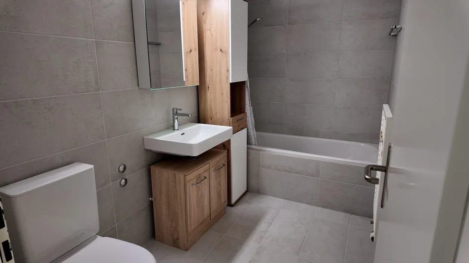 grosse 2 1/2 Zimmer-Wg mit frisch renovierter Küche/Bad