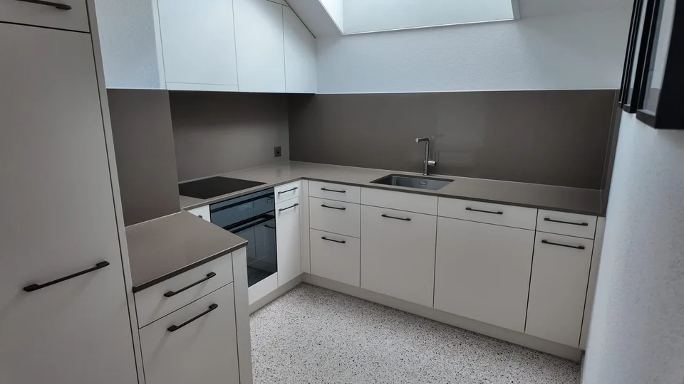 grosse 2 1/2 Zimmer-Wg mit frisch renovierter Küche/Bad