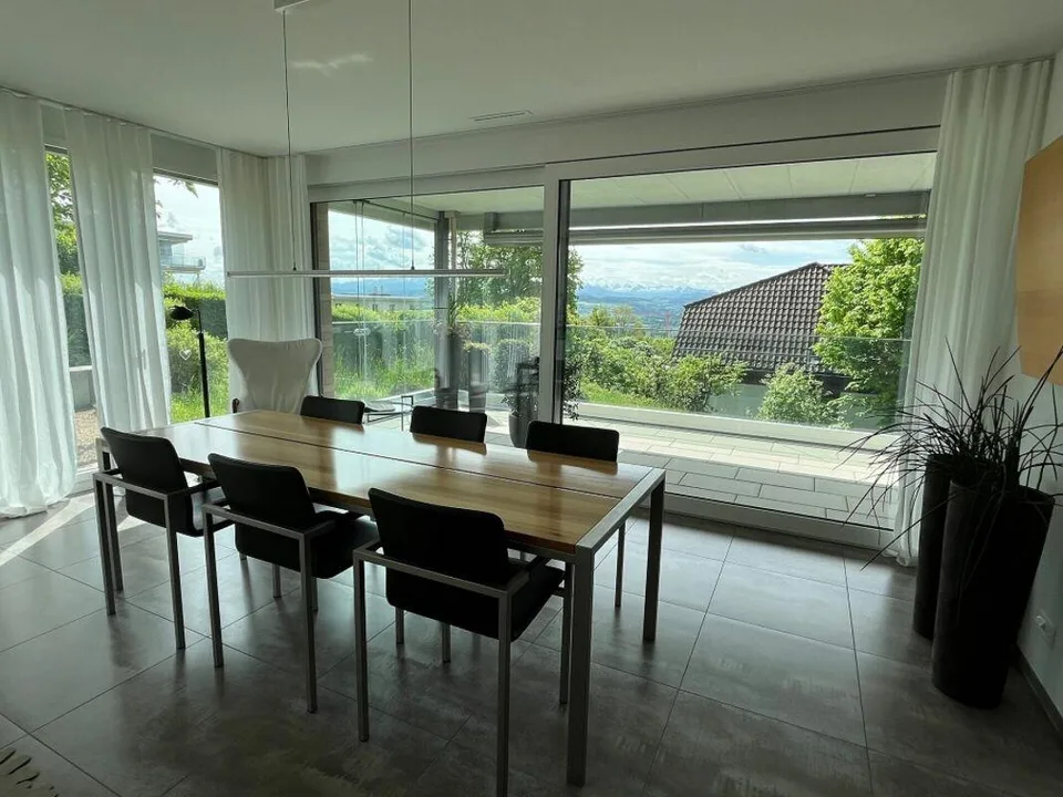 Exklusive Erdgeschosswohnung mit riesigem Balkon und toller Aussicht