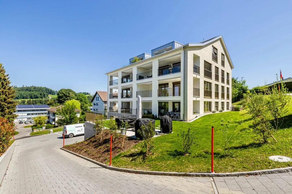 OÙ LE SOLEIL EST CHEZ LUI : APPARTEMENT DE 4,5 PIÈCES ÉLÉGANT DANS UN ENDROIT CALME