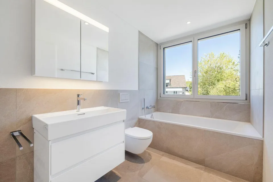 OÙ LE SOLEIL EST CHEZ LUI : APPARTEMENT DE 4,5 PIÈCES ÉLÉGANT DANS UN ENDROIT CALME