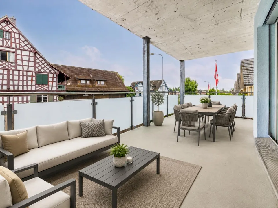 SEENAH WOHNEN: GROSSZÜGIGE 4.5-ZIMMER-WOHNUNG MIT GEDECKTER TERRASSE
