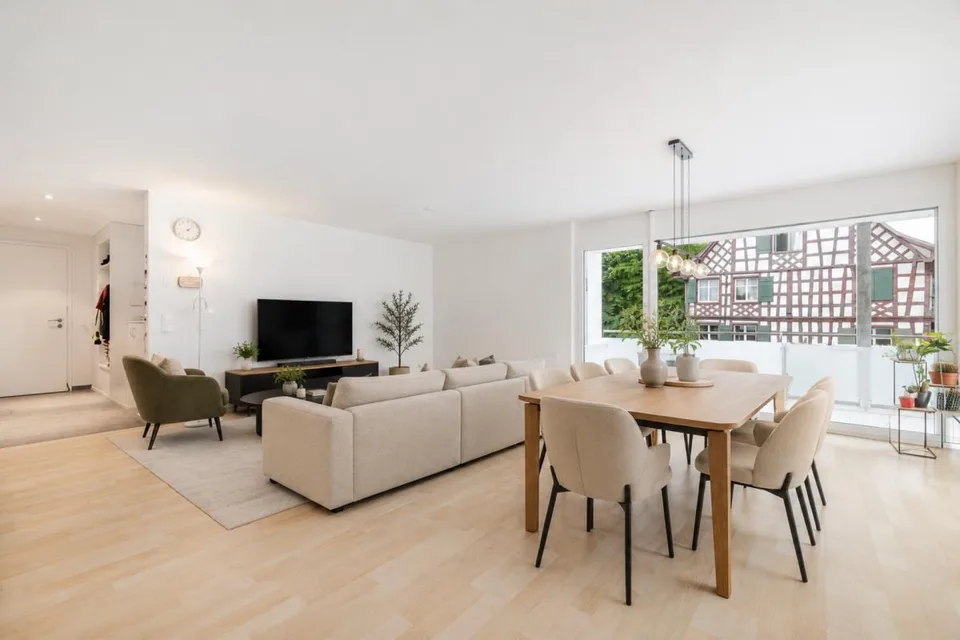 SEENAH WOHNEN: GROSSZÜGIGE 4.5-ZIMMER-WOHNUNG MIT GEDECKTER TERRASSE