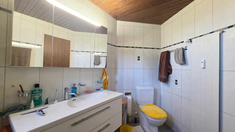 2.5-Zimmer-Dachwohnung an sonniger Lage mit Seesicht und 2 Balkonen