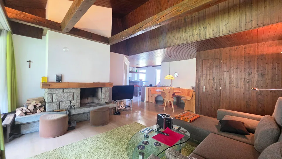 2.5-Zimmer-Dachwohnung an sonniger Lage mit Seesicht und 2 Balkonen