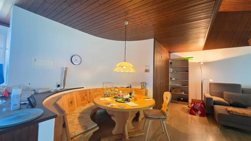 2.5-Zimmer-Dachwohnung an sonniger Lage mit Seesicht und 2 Balkonen