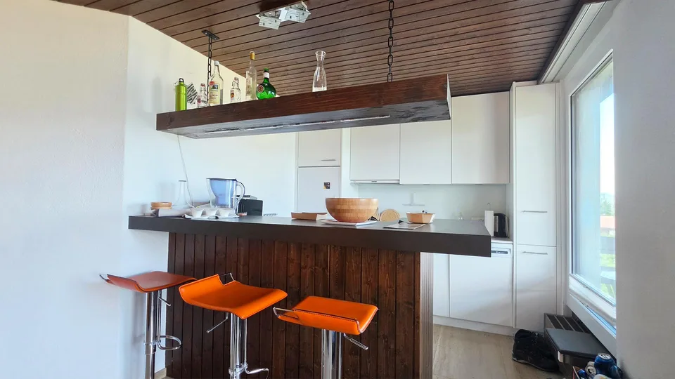 2.5-Zimmer-Dachwohnung an sonniger Lage mit Seesicht und 2 Balkonen