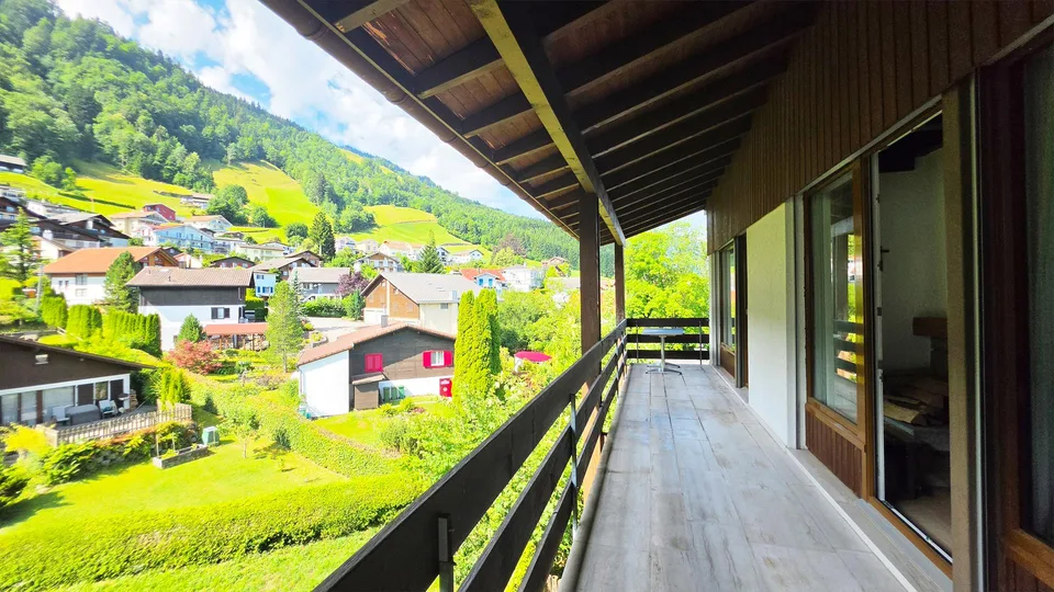 2.5-Zimmer-Dachwohnung an sonniger Lage mit Seesicht und 2 Balkonen
